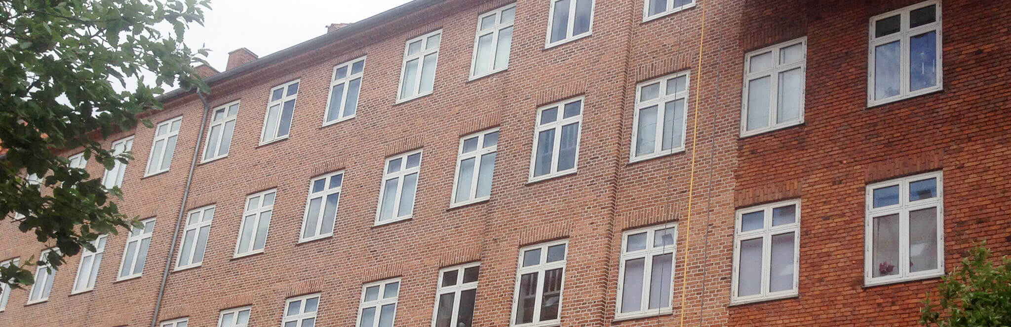 Ejendom med røde mursten har fået pudset facaden og renoveret mørtelfugerne af Køge Bugt Facadeentreprise